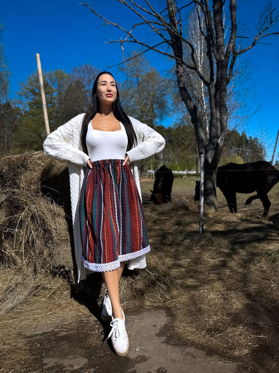 Oranži - tirkīza Līgo svētku svārki ar mežģīni